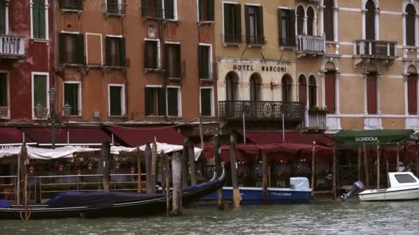 Venecia Italia Mayo 2019 Barcos Góndola Gran Canal Atados Muelle — Vídeos de Stock