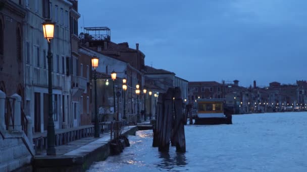 Venedig Italien Mai 2019 Schöne Venezianische Straße Mit Gelben Straßenlaternen — Stockvideo
