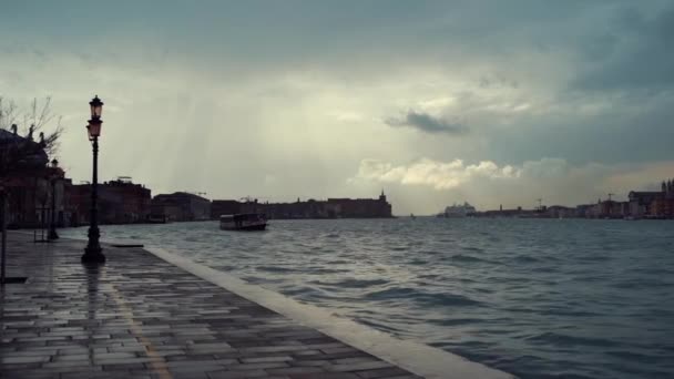 Benátky Itálie Květen 2019 Plavba Trajektem Benátské Laguně Špatné Počasí — Stock video