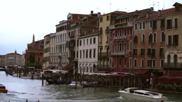 Venetië Italië Mei 2019 Toeristische Watertaxi Boten Kruisen Grand Canal — Stockvideo