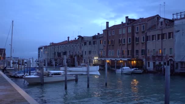 Venecia Italia Mayo 2019 Barcos Venecianos Atados Muelle Isla Guidecca — Vídeos de Stock