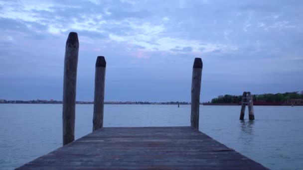 Beautiful Grand Canal Venice Blue Hour Wooden Pier Gondola Boats — ストック動画