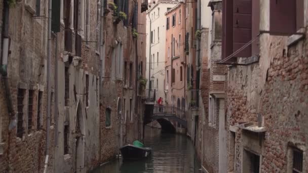 Βενετία Ιταλία Μαΐου 2019 Backstreet Venezia Μικρό Καΐκι Παρασύρεται Στο — Αρχείο Βίντεο
