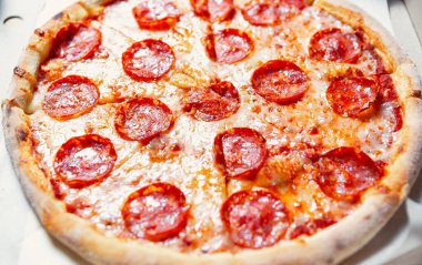 Masada biberli pizza. Lezzetli İtalyan yemeği. Baharatlı sosis ve mozzarella peyniri ve akşam yemeği için baharat.