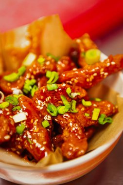 Soya sosuyla kızartılmış tavuk şeritleri ve susam tohumları. Fast food restoranında atıştırmak için yeşil soğan. Geleneksel tarifle pişirilmiş lezzetli Asya yemekleri.