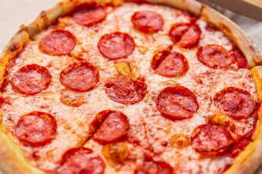 Pepperoni Pizaa teslimatı. Karton kutuda pizzacıdan fast food getirdim.