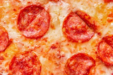 Pepperoni pizza arka planı yakın plan. Akşam yemeği için nefis İtalyan fast food