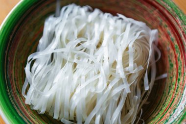 Vietnam yemeği için çiğ beyaz pirinç eriştesi. Doğal malzemeli geleneksel Asya mutfağı. Evde pişen Ramen çorbası.