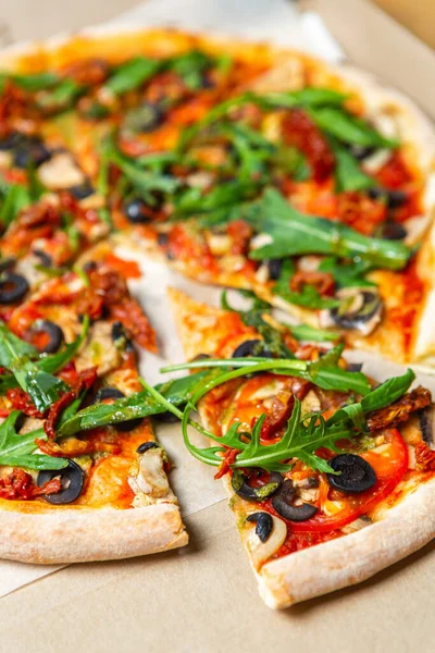 Pizza Vegetariana Com Arugula Tomates Secos Azeitonas Gregas Pretas Assadas — Fotografia de Stock