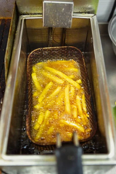 Французькі Картоплю Готують Гарячій Олії Швидка Їжа Готується Ресторанній Кухні — стокове фото