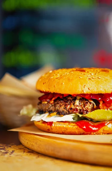 Hambúrguer Mesa Fast Food Restaurant Delicious Hambúrguer Gordo Com Carne — Fotografia de Stock