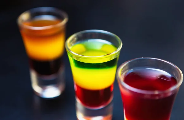 Três Tiros Tequilla Mexicanos Com Bebida Alcoólica Multicolorida Servida Mesa — Fotografia de Stock