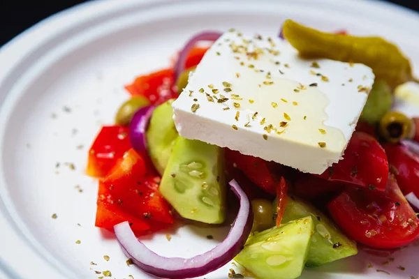 Deliciosa Ensalada Griega Con Queso Feta Pepino Rodajas Tomates Rojos — Foto de Stock