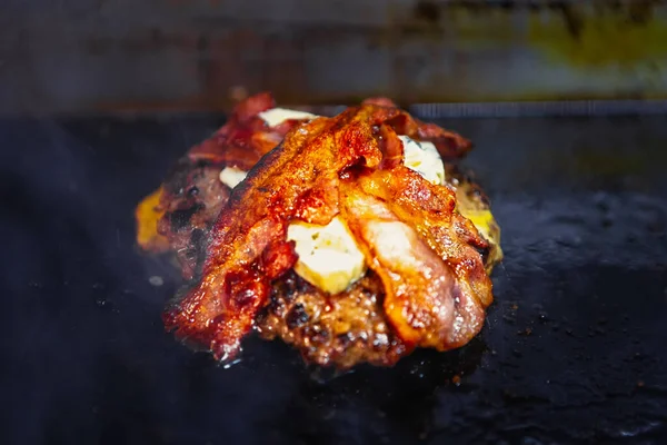 Costeleta Carne Porco Fritando Com Tiras Bacon Ovos Panela Quente — Fotografia de Stock