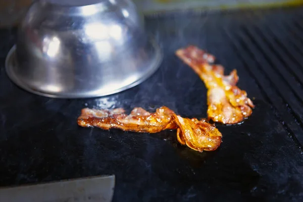 Slaninové Proužky Smažení Pánvi Restauraci Večeři Nezdravé Vepřové Maso Smažené — Stock fotografie