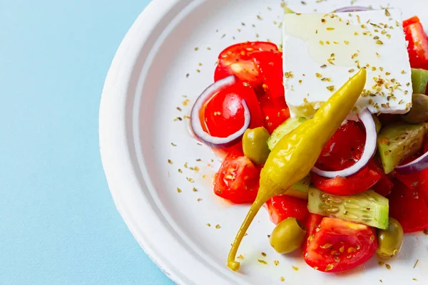 Deliciosa Ensalada Griega Sobre Plato Papel Reciclable Disparada Directamente Desde — Foto de Stock