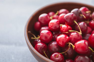Kahvaltı için masada kirazlı bir kase. Tatlı için hazırlanmış lezzetli çiğ yaz meyveleri. Doğal şekerli kiraz meyvesi.