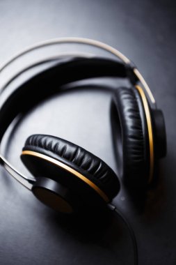Profesyonel kulaklıkla müzik dinle. Ses kaydı için altın çerçeveli büyük siyah kulaklıklar. Analog hifi baş monitörleriyle yüksek sadakatle müzik parçalarının tadını çıkar.