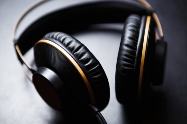 Profesyonel DJ kulaklıkları. Yüksek kaliteli sesli işitsel kulaklıklı profesyonel müzisyen baş monitörleri ile hifi ses donanımlı müzik dinleyin.