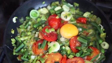 Ev mutfağında tavada tavuk yumurtası ve taze sebzeyle frittata pişirmek. Yakın mesafede nefis İtalyan kahvaltısı hazırlamak. Sağlıklı öğle yemeği için kızaran doğal malzemeler.