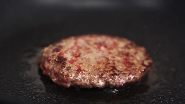 Traditionelle Amerikanische Burger Küche Nahaufnahme Hackfleisch Auf Heißer Pfanne Der — Stockvideo