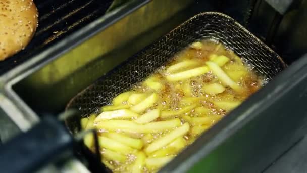 Filmación Papas Fritas Cocinando Freidora Video Aceite Caliente Hirviendo Cocina — Vídeos de Stock