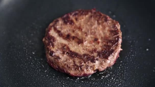 Tradiční Americký Burger Vaření Zblízka Mleté Vepřové Maso Smažení Pánvi — Stock video