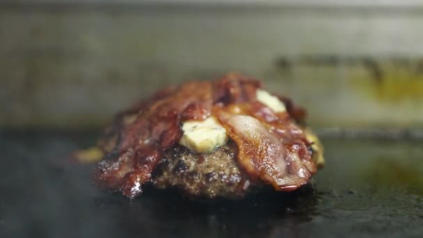 Filmagem Fritura Costeleta Burgre Panela Com Tiras Bacon Queijo Azul — Vídeo de Stock