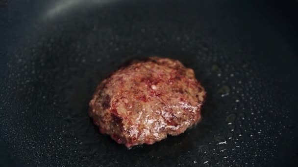 Tradiční Americký Burger Vaření Zblízka Mleté Vepřové Maso Smažení Pánvi — Stock video