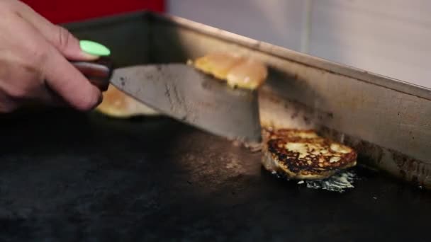 Kochen Flips Braten Hühnerfilet Auf Heißer Pfanne Amerikanischen Fast Food — Stockvideo