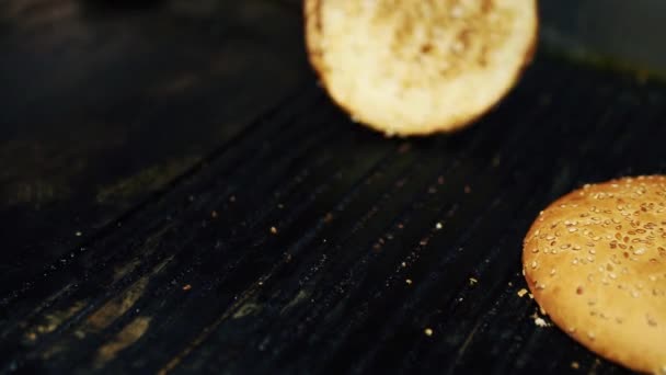 Два Бургери Насінням Сезаму Смажать Сковороді Ресторані Фаст Фуду Обіду — стокове відео