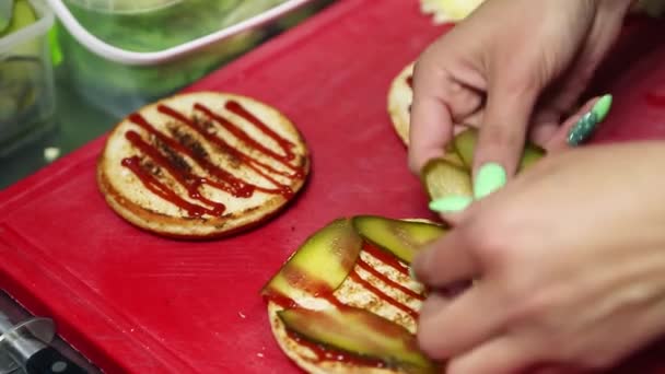 Koch Montiert Burger Der Küche Küchenangestellte Bereitet Frische Hamburger Mit — Stockvideo