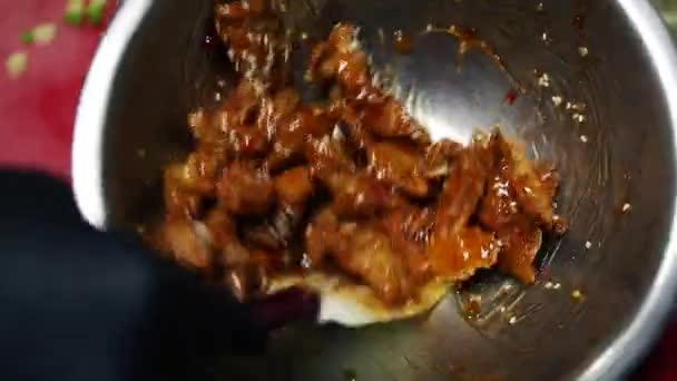 Kızartma Makinesinde Pişirilmiş Tavuk Şeritleri Aşçılar Yakın Planda Restoran Mutfağında — Stok video