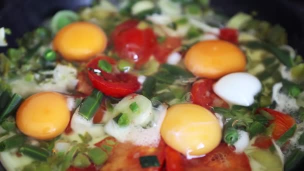 Μαγειρεύοντας Υγιεινό Πρωινό Παν Παραδοσιακό Ιταλικό Πιάτο Φριτάτα Αυγά Κοτόπουλου — Αρχείο Βίντεο