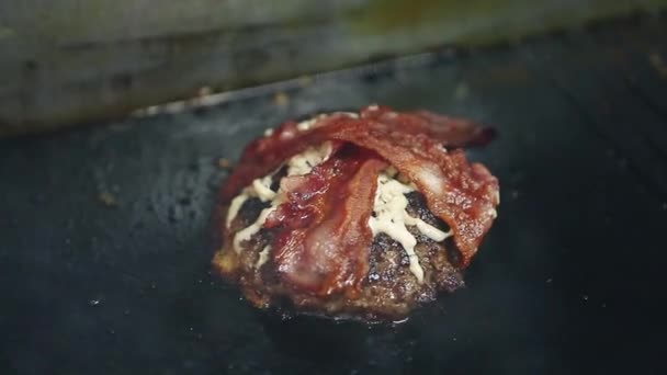 Cook Készítés Hamburgerek Szalonna Csíkok Fast Food Étterem Séf Főzés — Stock videók