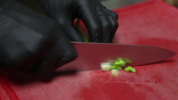 Chef Coupe Oignon Vert Frais Sur Planche Découper Rouge Portant — Video