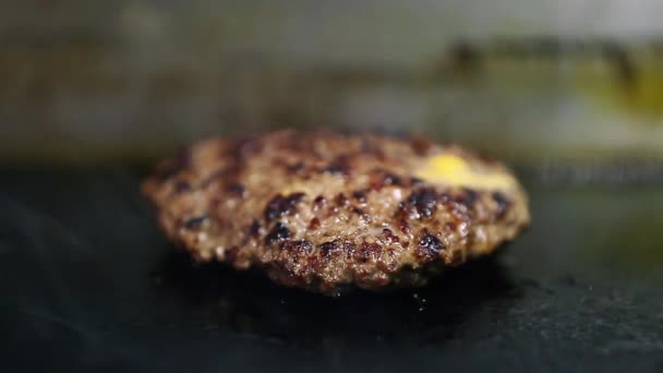 Burger Hús Szelet Sült Forró Serpenyőben Étterem Konyhájában Vacsorára Felvételek — Stock videók