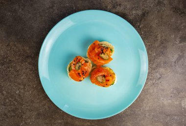 Kırmızı somon balığı filetosu ile kanepe düz bir sehpanın üzerinde duruyor. Doğal deniz ürünleri ile nefis antipasti atıştırmalıkları ve şarap partisi için kapari. Lezzetli öğle yemeği aperatifleri. 