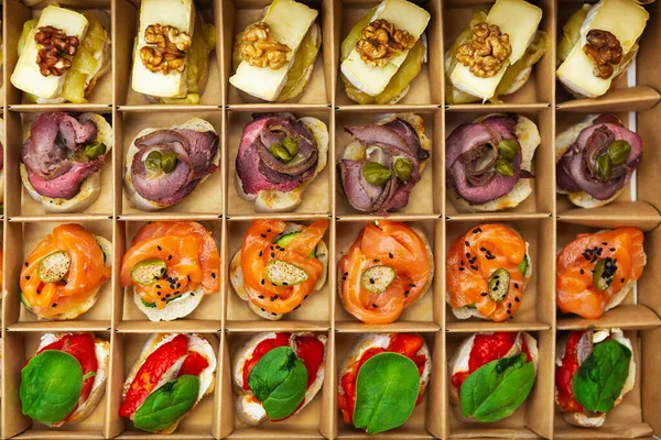 Usługi Gastronomiczne Pudełko Kartonowe Świeżymi Przekąskami Kanapek Dostarczone Miejsca Imprezę — Zdjęcie stockowe