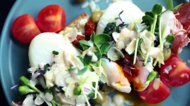 Kafe 'de öğle yemeği için haşlanmış yumurtalı enfes sandviç. Doğal malzemelerle hazırlanmış egzotik kahvaltı yemeği videosu. Görüntüleri büyüt.