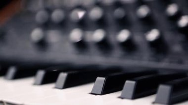 Analog sentetik tahtası ve piyano tuşları yakın çekimde. Müzisyen için ses kayıt stüdyosunda profesyonel ses ekipmanı. & Sentezleyici aygıtı ile yeni elektronik müzik oluştur