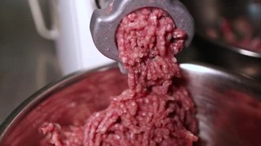 Hamburger için köfteye çiğ et doğrayan kıyma makinesi. Hamburgerler için sağlıklı, doğal gıda malzemeleri. Izgara için kıyma doğrayan biftek. Kasapta biftek doğrayan öğütücü.