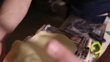 Aşçı, mutfak restoranında makarna makinesiyle makarna yapıyor. Geleneksel İtalyan tarifi, video klipte beyaz buğdaydan şehriye pişirmek için. Şef, hamur işinden akşam yemeği hazırlıyor. 