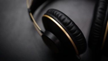 Profesyonel DJ kulaklıkların masadaki görüntüsü. Ses kayıt stüdyosundaki müzisyenler için hifi monitörlerinin videosu. Yüksek kaliteli disk jokey ses ekipmanları yakından. Stereo kulaklıkla müzik dinleyin.