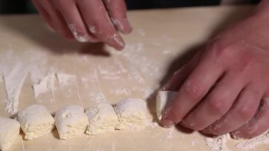 Aşçı, restoran mutfağında çekilen video klipte yumuşak süzme peynir ve buğday unuyla yemek hazırlıyor. Akşam yemeği için doğal malzemelerle birlikte cheesecake pişiriyor.