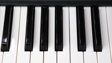 Analog sentezleyici klavyesinde siyah ve beyaz piyano tuşları yakınlaştırarak çekildi. Ses kayıt stüdyosundaki müzisyenler için profesyonel müzik aletleri. Midi synth destesi ile yeni müzik oluştur.