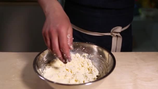 Cozinheiro Prepara Queijo Cottage Branco Para Cozinhar Tigela Metal Cozinha — Vídeo de Stock