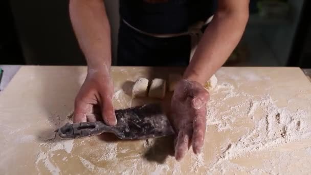 Cuoco Cucina Cheesecakes Con Ricotta Morbida Farina Frumento Filmato Primo — Video Stock