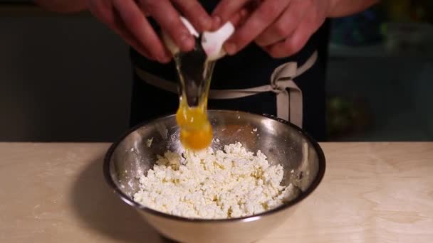 Cucina Lavoratore Cucina Cibo Con Ricotta Bianca Morbida Ciotola Metallo — Video Stock