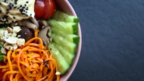 朝食のためのポークボウル料理 自然のベジタリアン成分で調製健康的なランチ食事のビデオクリップ 韓国人参 フムス スライスアボカド キュウリ トマト — ストック動画